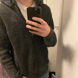 Tjena! Säljer du nu Massimo dutti cardigan! Skick 9/10| nypris: slutsåld| Sitter perfekt på mig som är 182! Skriv för fler bilder!