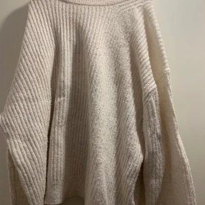 Stickad tröja - Jätteskön, säljer pga att jag aldrig använder