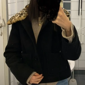 Jacka med pälskrage i leopard - En jättefin i princip oanvänd jacka / kort kappa med pälskrage i fuskpäls från & Other Stories. Köpt vintern 2023.  Storlek 34. Fler bilder kan ordnas.  Pris kan diskuteras. 