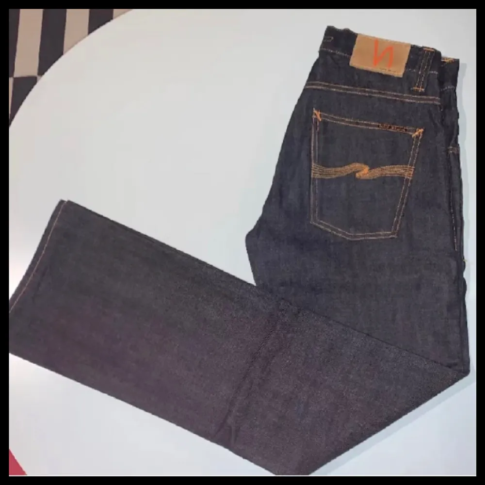 Säljer nu dessa nudie jeansen då de ej kommer till användning | Storlek W28 L32 | Endast testade skick 10/10 | nypris 2000💸 | Kom med prisförslag 😊. Jeans & Byxor.