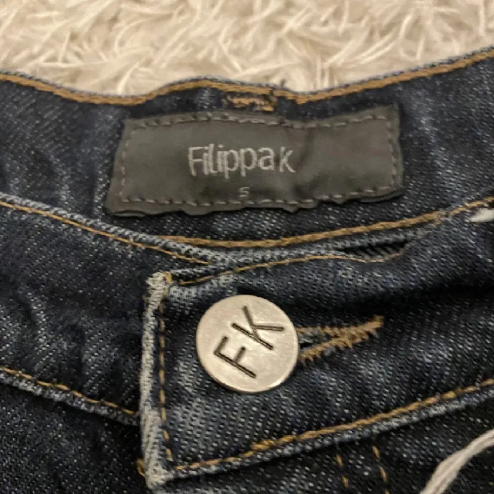 Säljer dessa miswaist bootcut/raka jeans från filippa K💞 Lite lite slitna på insida lår vilket man ser på bild 3 samt att dom är uppsprättade så dom passar någon som är 165-168💞 Skriv för fler frågor eller bilder💖. Jeans & Byxor.