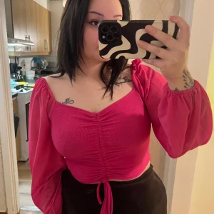 Rosa topp - En fin rosa topp i storlek L och kommer ifrån Shein. Den är normal i storleken och är i en kortare modell. Toppen är endast testad och i mycket gott skick😍  95% polyester 5% elastan