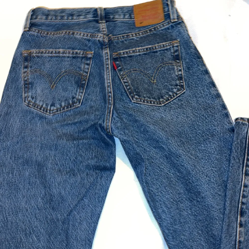Levis jeans som aldrig är använda, köpta för 1200 säljer för 600+frakt.  Säljer för de är något för korta på mig ( 175 lång )  . Jeans & Byxor.