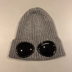 Cp company mössa  - Säljer nu denna cp company mössa i färgen grå   Använd men i ett super skick  Inga synliga repor på glaset   Sitter bra   Tag och påse fås med   