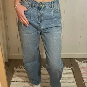 Snygga jeans med asterisk slitna detaljer, högmidjade och lite korta i modellen.