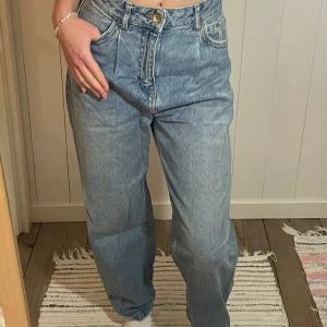 Blåa momjeans - Snygga jeans med asterisk slitna detaljer, högmidjade och lite korta i modellen.