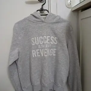 Succes is the best revenge hoodie från Gina Tricot i storlek L fast passar mindre  Pris 99