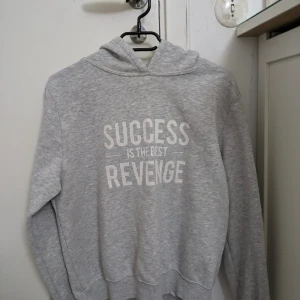 Motivations hoodie  - Succes is the best revenge hoodie från Gina Tricot i storlek L fast passar mindre  Pris 99