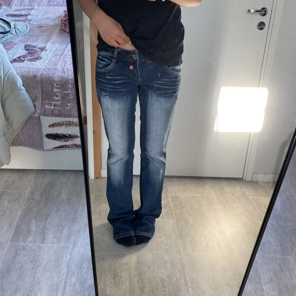 Super fina Lågmidjade jeans med fin design där på bakfickorna, tyvärr är de lite för stora som det syns på bilden och byxorna skulle jag säga passa någon som är 162-168 cm, priset går givetvis att diskutera🩷. Jeans & Byxor.