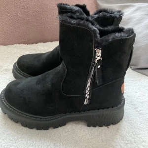 Nya vinterskor  - Nya vinterskor säljes. 24,5 cm innermått. Säljes pga felköp av storlek. 