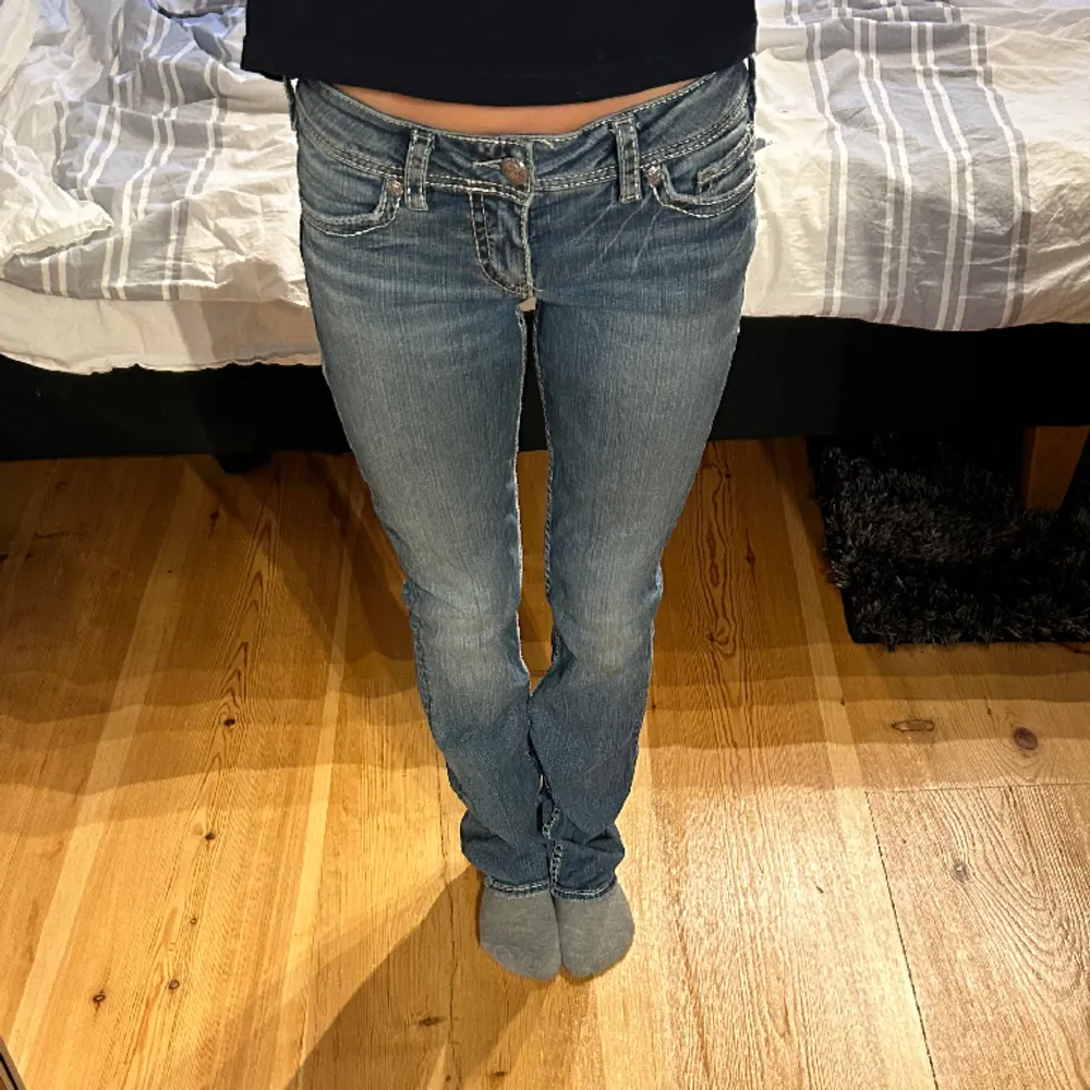 Snygga och coola lågmidjade jeans med unik bakficka! Innerbenslängden är 76 cm och midjemåttet är 36 cm rakt över! 💞 Hör av dig vid frågor eller fler bilder. Se profil för fler snygga jeans!. Jeans & Byxor.