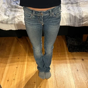 Lågmidjade jeans - Snygga och coola lågmidjade jeans med unik bakficka! Innerbenslängden är 76 cm och midjemåttet är 36 cm rakt över! 💞 Hör av dig vid frågor eller fler bilder. Se profil för fler snygga jeans!