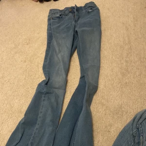 Ett par jeans  - Säljer ett par blåa jeans. 