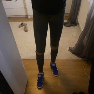 Ginatricot jeans stl 34 - Gråa jeans från ginatricot med hål i. 