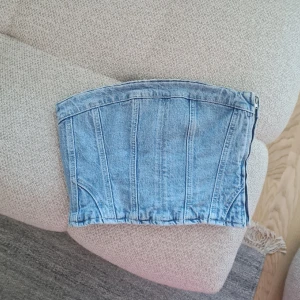 Zara topp - Supersnygg denim topp från Zara i stl S💓 Helt slutsåld och i nyskick! 