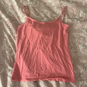 Säljer denna rosa linne i strlk M. Har användt få gånger så är frf jättebra skick, skriv ifall det behövs bättre/mer bilder💕