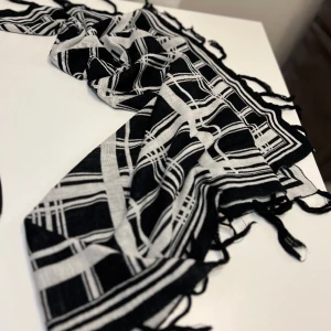 Stor tjock svartvit halsduk - Mjuk & varm. Inga fel.