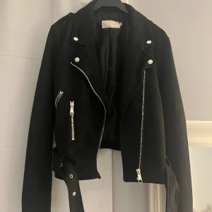 Jacka - Skitsnygg jacka🖤nyskick