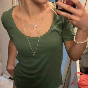 Söt tröja med spets  - Söt tröja med spets och hjärtan på från and other stories! I jättebra skick!