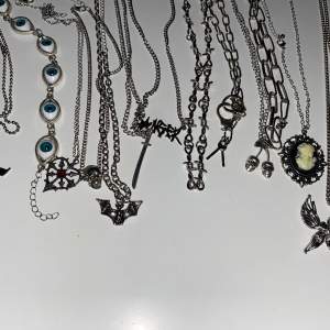 Säljer mina oanvända ”grunge/alt” smycken då de inte är min stil alls. Allting säljs för 100kr ink frakt <3 Fråga om fler bilder och pris kan diskuteras!! <3 