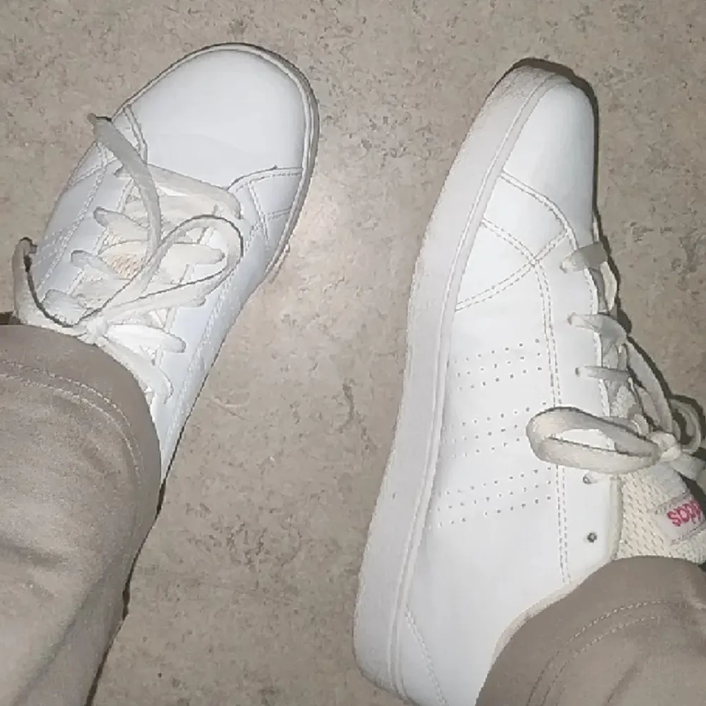 Väldigt bra skick vita sneakers med lite rosa. Skor.