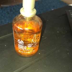 Parfym  - Säljer två  st bodyshop parfym vanilj lite använd 100 kr styck 