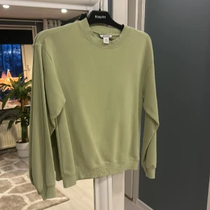 Tröja  - Tröja från monkl. Storlek XXS men passar mig som vanligtvis har M. Kommer ej till användning för mig. Väldigt fin grön färg. Frakten betalar köparen själv 