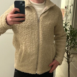 Pilejacka - Säljer en ljusbeige pilejacka från H&M. Passar perfekt till vinter, vår och höst.  Bara att höra av sig vid eventuella frågor eller funderingar!