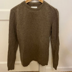 Stickad Samsøe Samsøe tröja - Säljer denna stickade Samsøe Samsøe tröjan i storlek M. Tröjan är i utmärkt skick och endast använd en gång! 