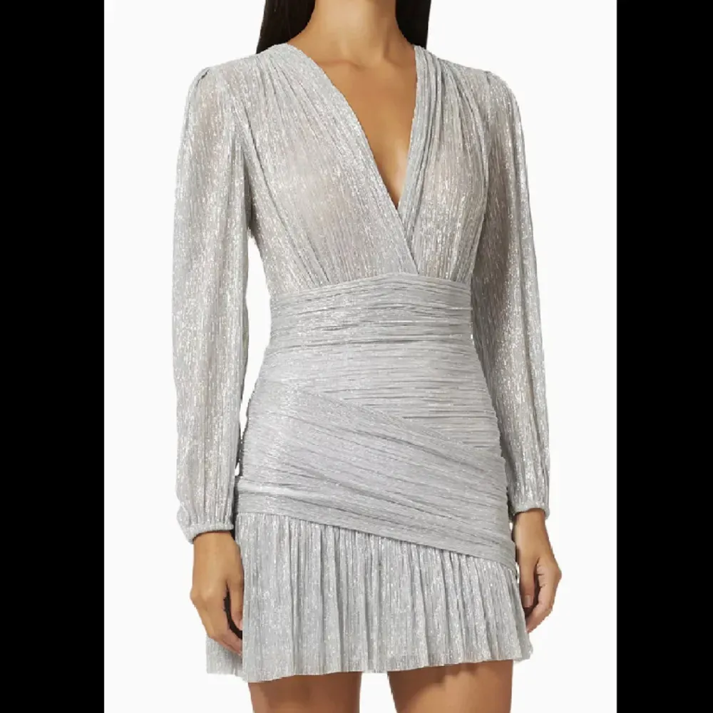 Säljer denna fina klänning som jag har köpt här på Plick men som tyvärr var fel i storleken för mig. Skriv gärna till mig om du har frågor!💕. Klänningar.