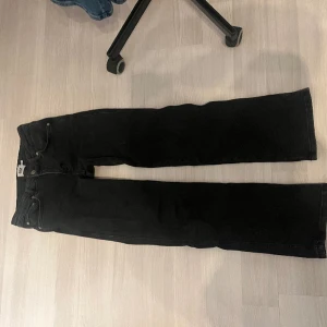 Jeans 90’s boot - Används sparsamt använda från lager 157 i storlek S Short. Säljer för de är för korta i benen.  Kostar 400 kr nya!!