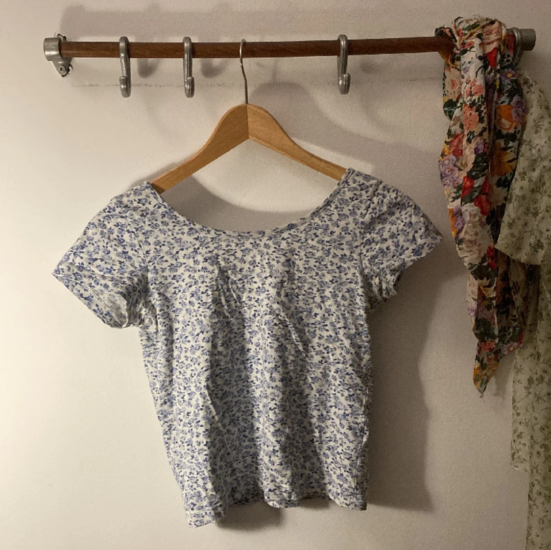 Topp med blå blommor