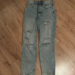 Håliga jeans från hm divided i storlek 34  