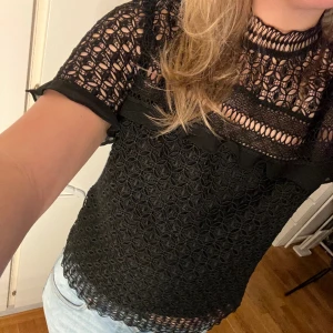 Zara topp - Super snygg topp från zara. Det står storlek L men skulle säga att den passar S-L. Nyskick 
