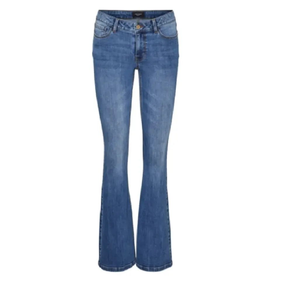 Super sköna och stretchiga jeans från Vero Moda. Endast använda 1 gång, därav nyskick 💕 skriv vid funderingar! Nypris: 550kr Mitt pris:300kr. Jeans & Byxor.