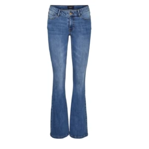 Bootcut Jeans  - Super sköna och stretchiga jeans från Vero Moda. Endast använda 1 gång, därav nyskick 💕 skriv vid funderingar! Nypris: 550kr Mitt pris:300kr