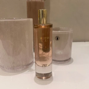 ZARA PARFYM  - Helt ny Zara parfym, 100ml. Säljer pga. onödigt köp och har alldeles för många parfymer. En Gourmand doft, påminner lite om Black Opium från YSL. 
