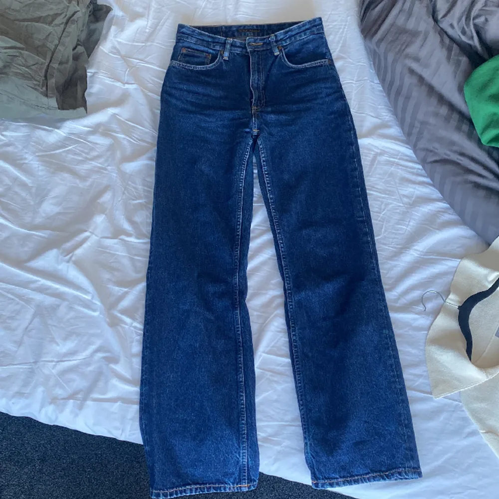 Mörk blå Nudie jeans ny pris 1600kr, inga tecken på slitage!. Jeans & Byxor.