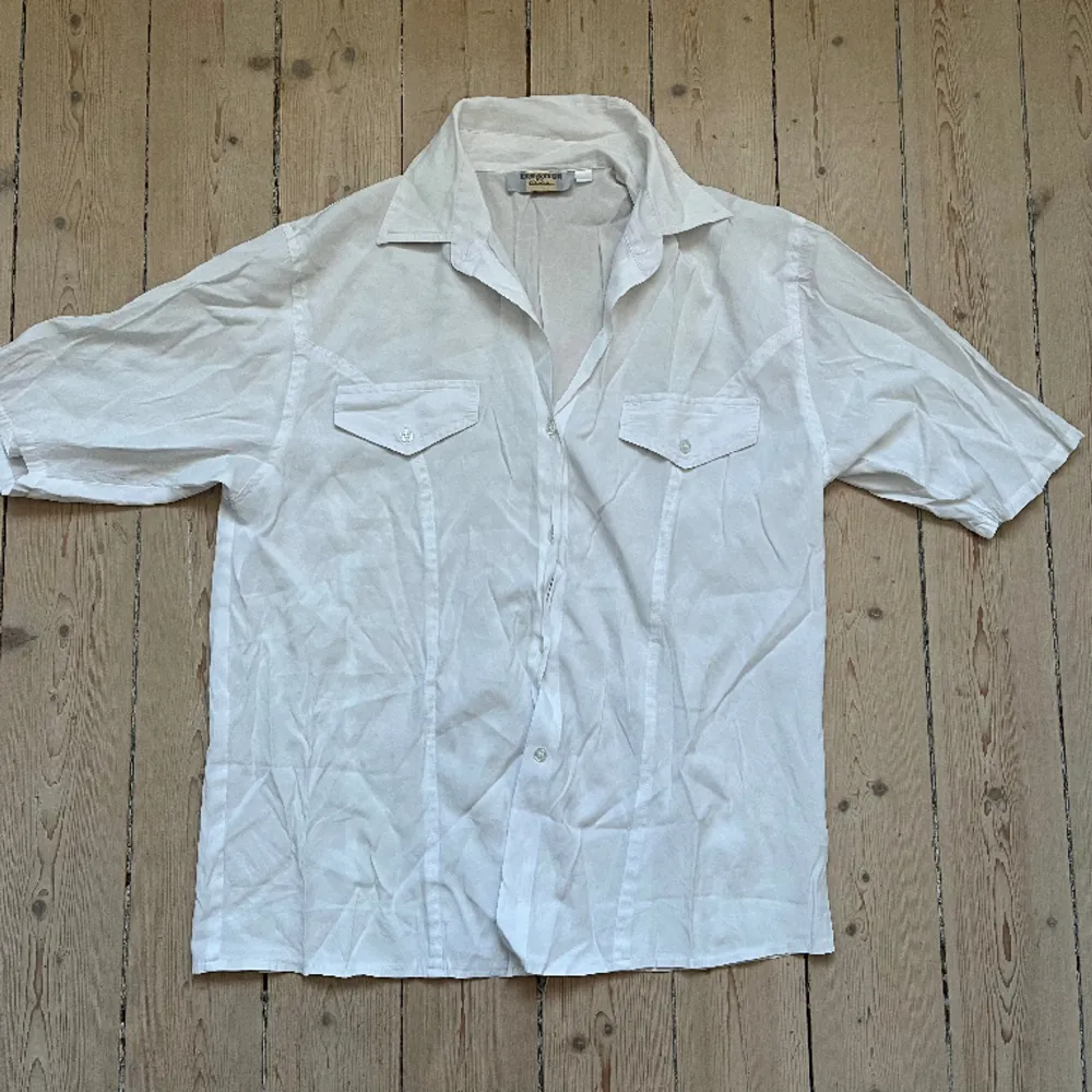 Jättefin vintage Lindex skjorta! Står ingen storlek men skulle säga att den är Medium✨. Skjortor.