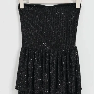 Glitter klänning  - Sååå fin glitter känning som fungerar perfekt till nyår, fest osv. Skulle säga att den passar en xs. Använd 1 gång och är i superfint skick. 