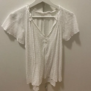 Bkortärmad blus  - Säljer denna jättesöta blus då den inte kommer till användning! Använd fåtal gånger så i väldigt bra skick❤️❤️