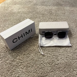 Chimi 04 - Jag säljer ett par skitsnygga solglasögon i färgen ljusgrå. Skick 10/10. Använda ett fåtal gånger. Allt og ingår, och priset är inte hugget i sten. Säljes pga sällan använda! 