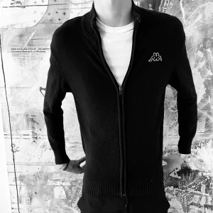 SVART KAPPA ZIP  - Ziptröja från italienska märket Kappa. Perfekt nu till vintern och lätt att styla. Hör av er vid frågor!! 