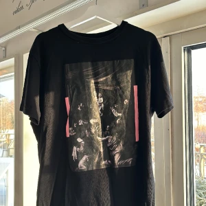 Off-White T-Shirt - Riktigt fett tshirt, sitter relaxed om du är runt 185cm. Sparsamt använd så 9/10 condition 