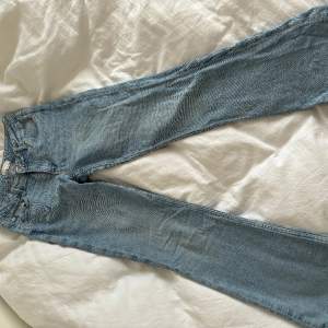 Säljer ett par jeans från Gina tricots barnavdelning i storlek 158. Jeansen är bäst in till oanvända och har inte fläckar eller liknande. Jeansen är midwaist. Skriv vid fler frågor osv.❤️