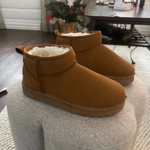 Uggs - Helt nya, oanvända ”fake” uggs. Står storlek 39 men skulle säga att det är en 38😊 Köpta för 500kr. Köparen betalar frakt❤️