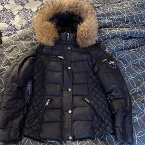 Rock and blue - Rock and blue jacka. Äkta päls,  Väl använd men fortfarande fin. Den har en smink fläck men antar att det går att tvätta bort. Skriv för fler bilder. Storlek 38.