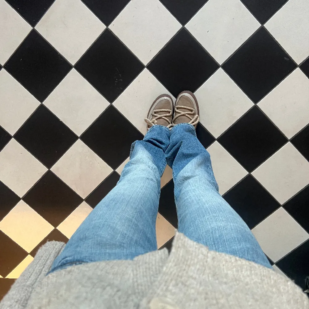 Bootcut jeans från Lee.   Hör av er för fler bilder!💞 INNERBENSLÄNGD:85cm MIDJEMÅTT:68cm. Jeans & Byxor.