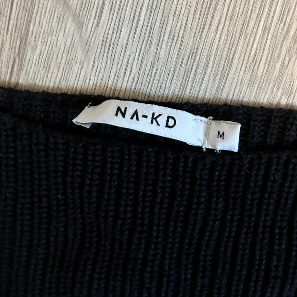 Söt stickad kortare tröja från nakd! Perfekt för vinter & vår! 🩶 köp via köp nu!. Tröjor & Koftor.