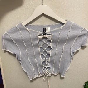 Topp - Jätte fin ”fest topp”, aldrig använd endast testad, finns en röd fläck på snöret (bild2) därav priset! 💙